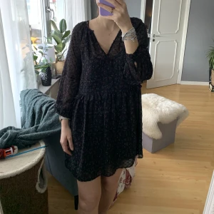 Blommig klänning från Zara - Jätte fin bloomig kläning från Zara. Sparsamt använt. Strolek S