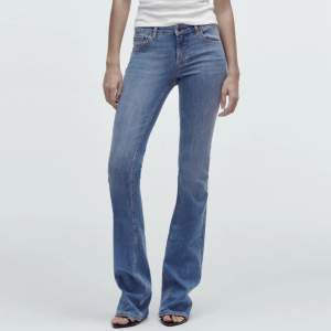 SÄLJER dessa trendiga ljusblå lågmidjade bootcut jeans från Zara! Använda få gånger så i bra skick! Köparen står för frakten! Frakt är ej inkluderad i utropspriset! Hör av dig om du vill köpa💞