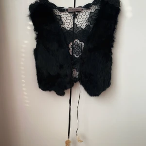 Svart Furry Cropped Vest med Virkad Rygg - Svart Furry Cropped Vest med Virkad Rygg Storlek :small  
