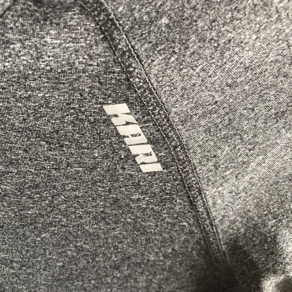 Långärmad träningströja vet inte var ifrån den är . Hoodies.