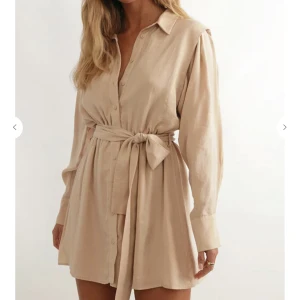 Klänning - Aldrig använd klänning från chiquelle.  Strl 36. Går ner till låren.  Nypris 699kr