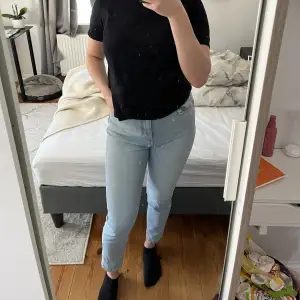 Helt oanvända NA-KD jeans! Tyvärr aldrig kommit till användning så är som nya🥰 nypris 399kr ❤️