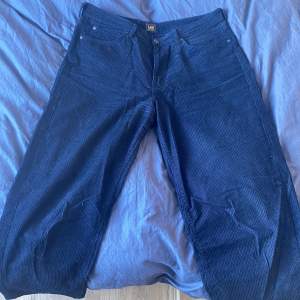 Ett par svarta Lee jeans i Manchester. Använda endast 3 gånger men inköpts för några år sen. Storlek: W32L33