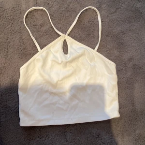  snygg knytröja  -  jättesnygg Knyt tröja dock så kommer den inte till användning men den är oanvänd!!!❤️‍🩹❤️‍🩹❤️‍🩹