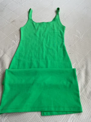 Klänning Zara - Grön känning från Zara, strl M. Använd några gånger, sitter superfint tight runt kroppen. Går förbi knäna.