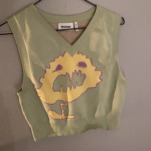 Stickad väst - Söt väst från weekday i en fin grön färg💞västen är i en kortare modell