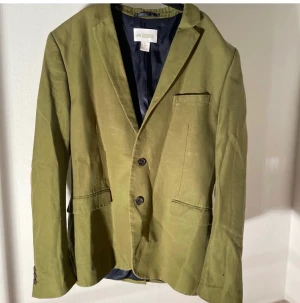 Grön kavaj - KAN DISKUTERA PRISET💚 Säljer den här vintage kavajen som jag köpte för att använda till en fest, men frakten tog för lång tid så jag kunde inte använda den i tid):