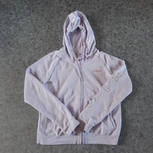 Adidas hoodie i stl M - Adidas hoodie i stl M. Fint skick.