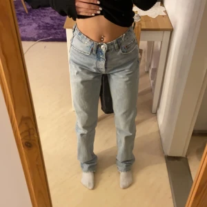 Midwaist jeans - Säljer dessa midwaist jeansen från Zara då de inte kommer till användning☺️ Storlek 32 men skulle säga att de är mer som en 34😊