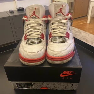 Air Jordan 4 fire red  - Ett par Jordan 4 fire red i bra skicka använda fåtal gånger köpta på SNKRS appen 