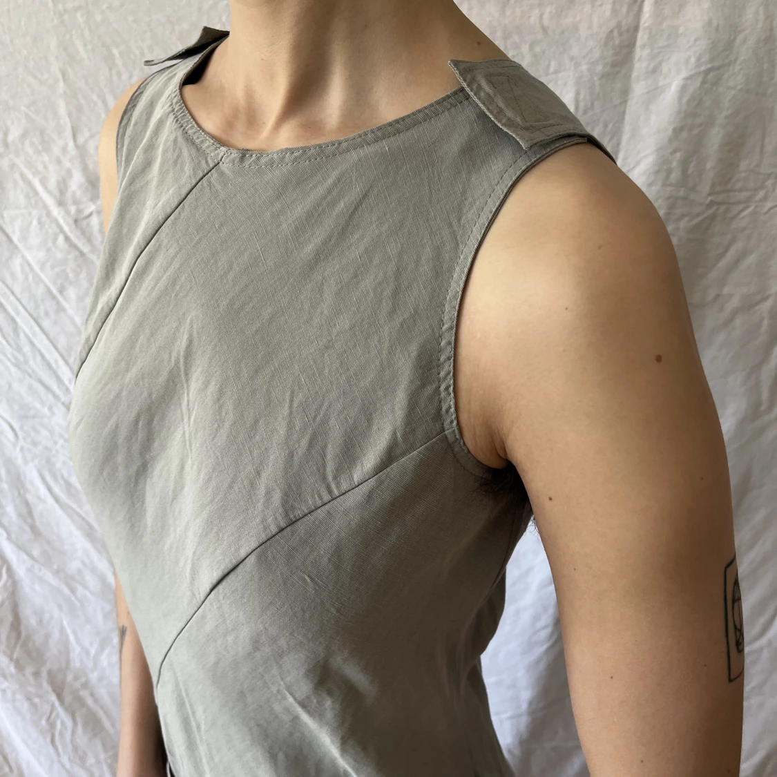 Grå asymmetrisk klänning