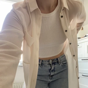 Skjorta - Fin skjorta från Gina i storlek 38! Materialet är  genomskinligt som visas på bilden! Säljer då den inte kommer till användning. Plagget är i nyskick!💖