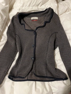 söt skjorta (?) - söt topp jag hitta på second hand, god skick på den och jag har aldrig använt den. påminner mig om jackie stilen 💄frakt ingår ej