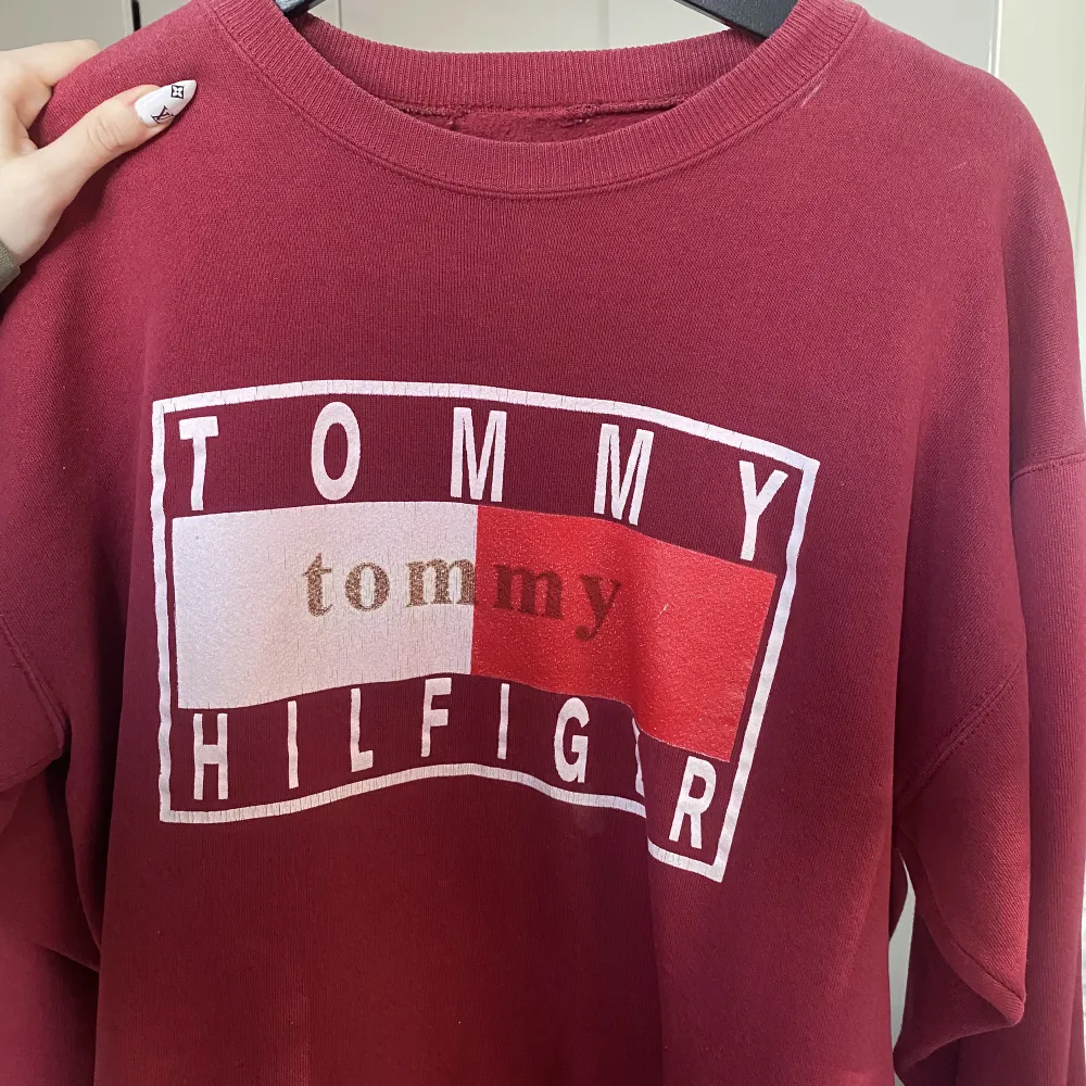 Vinröd sweatshirt från Tommy Hilfiger, vintage . Hoodies.