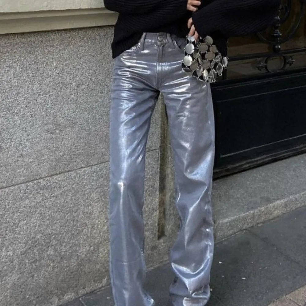 Säljer mina slutsålda metallic jeans från zara. Storek 32. Bud från 400kr 💕. Jeans & Byxor.