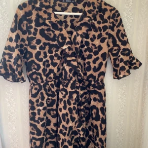 Leopard klänning - Leopard klänning från SHEIN, st L men sitter som en s/liten m
