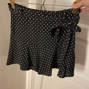 Hej säljer den här gulliga kjolen från zara för den är för liten för mig. Är i st S och har insydda shorts. Köpt för nått år sen för cirka 400kr. Inte sliten eller trasig. Skriv om du har några frågor ❤️ 