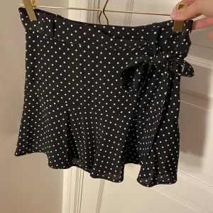 Zara kjol - Hej säljer den här gulliga kjolen från zara för den är för liten för mig. Är i st S och har insydda shorts. Köpt för nått år sen för cirka 400kr. Inte sliten eller trasig. Skriv om du har några frågor ❤️ 