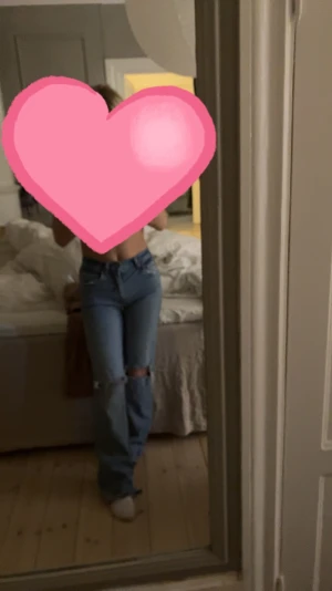 Jeans med hål  - Säljer mina assnygga jeans från zara då jag har alldeles för mycket jeans dom är andvända fåtal gånger 