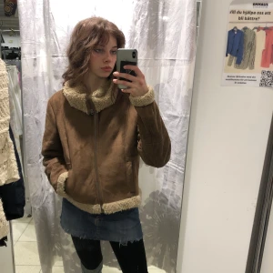 Pälsjacka - Jättesnygg päls liknande jacka! Jättemysig och skön på vinter/hösten. 🍂🍂❄️❄️Men har inte kommit andväning tyvärr!! Pris kan diskuteras!!