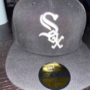 Sox keps  - Hej säljer min fina sox keps köpt på Jd sports för drygt 2 månader sedan. Storlek är 7 1/4 som motsvarar ungefär 58cm. Hör av er vid mer frågor.