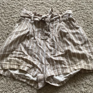 Linne shorts  - Linne likande material. Säker ett par lindande i min profil, utan räder, enfärgade, beiga. Mycket bra skicka på både, knappt använda.