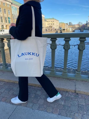 LAUKKU UF VÄSKA - Hej! Nu säljer jag från mitt uf som jag driver med tre andra tjejer vår fina multifunktionella väska! Den är gjord utav 100% återvunnen bomull där vi har använt oss utav secondhand jeans och tagit fickorna på jeansen och gjort fickor inuti väskan💕💕 