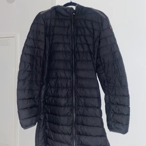 Parajumper jacka dam - Hejsan, säljer min parajumper jacka som jag använt ett fåtal gånger. Jackan är i bra skick. Kan mötas upp eller frakta jackan (köparen står för frakten). ☁️🤍