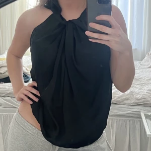 Svart blus zara - Slutsåld svart blus från zara, bra skick 💕