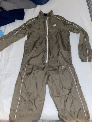 Nike dress - Olivgrön komplett Nike dress, storlek medium på byxor och tröja.