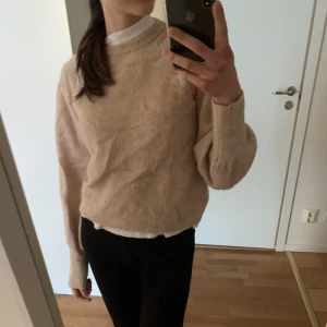 Beige stickad tröja - Beige stickad tröja! Jättefint skick 