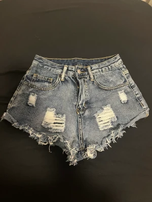 Jeans shorts - Säljer dessa jeans shorts med hål skriv för mer information❤️