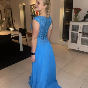 Balklänning - Säljer denna balklänningen på nytt. Jag bär storlek 34, och är 160 cm. Däremot tror jag den passar för 36 också. Klänningen är i en jättefin royalblå färg och kommer från Hebeos, med nypris 1320 + 500 (frakt) = 1820 Säljer för 1000 🥳 Oanvänd, utöver bild