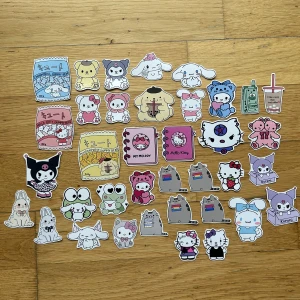 Hello kitty mix #44 - KLISTERMÄRKEN som jag målat själv. Perfekt för att sätta på mobil, dator mm. 8 styck. 5 för 35 och 10 för 65! ✨frakten tillkommer på ENDAST 15 kronor! Små cirka 2-5 cm. 