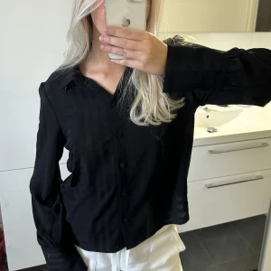 svart skjorta  - Jättefin skjorta, aldrig använd. Storlek 36❤️‍🔥