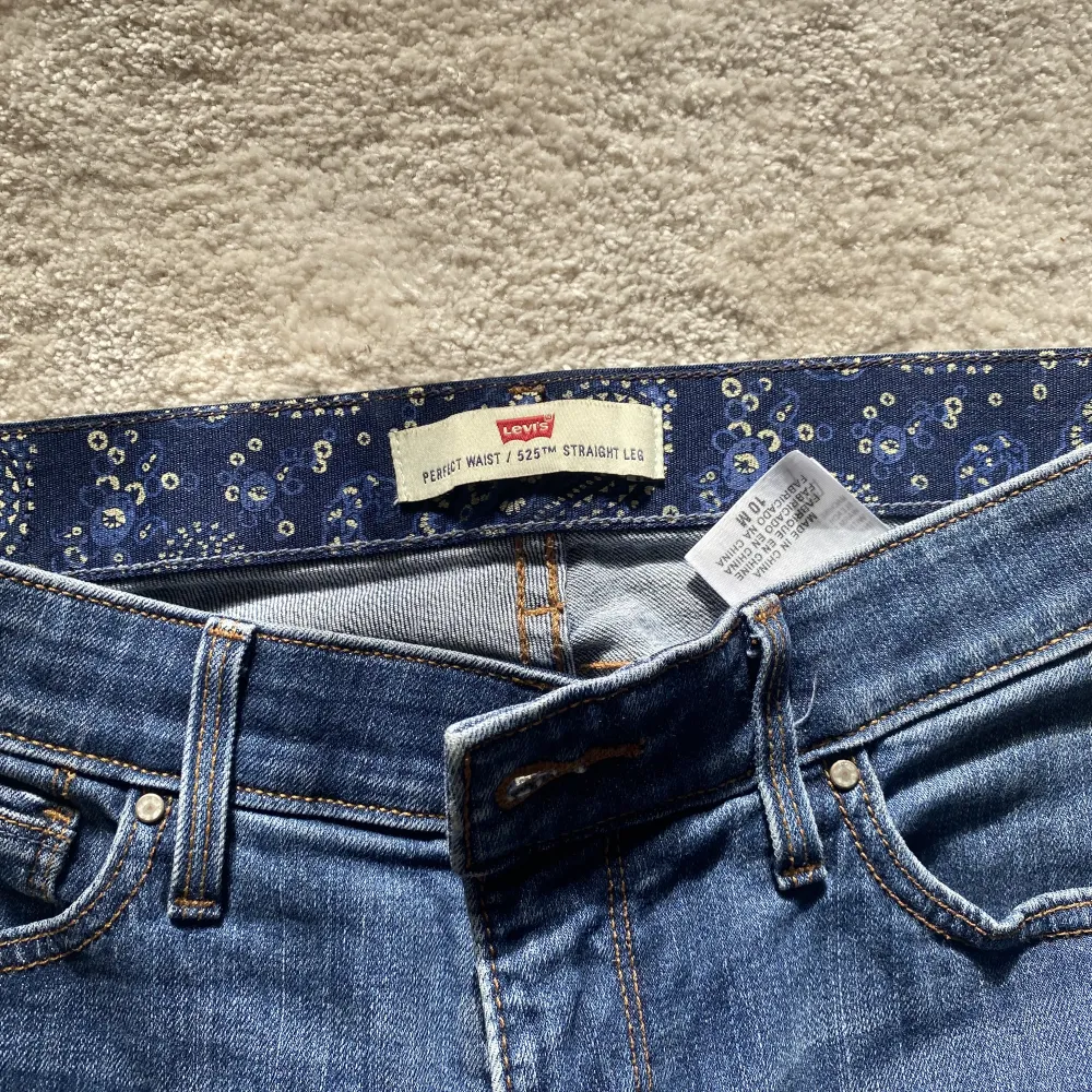 Säljer mina sköna Levis jeans. De är skit sköna och perfekta både som baggy jeans men även tighta. De kan användas av en person som är s-m beroende på hur man vill att de sitter. . Jeans & Byxor.