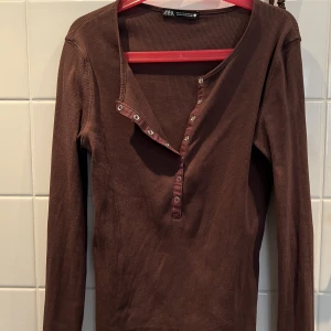 Långärmad topp zara  - Långärmad tight topp från zara i strl S!💕 brun färg 🤎 sparsamt använd så precis som ny! Använd gärna köp nu 🫶