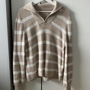 Stickad tröja 🌙 - Randig stickad tröja från Only i storlek S 🍂