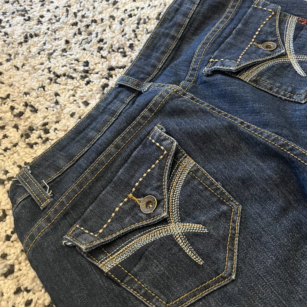 Lågmidjade raka jeans med snygga fickor 🔥  Midjemått - 76cm Innerbenslängd - 82cm Ytterbenslängd - 103cm. Jeans & Byxor.