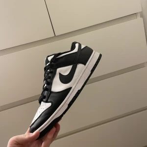 Nike panda dunks - Tjena säljer ett år Panda dunks i storlek 45, de är riktigt fräscha och det syns kvart att de har använts. Tveka inte att höra av er för mer bilder eller andra frågor!