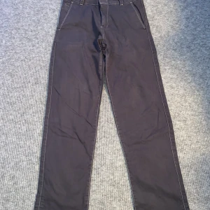 Gråa straight chinos - Säljer ett par mörkgråa straight fit chinos i storlek 164/14 år. Inga defekter eller fläckar. Sömmen är lite krämvit gulaktig. Märke Molo