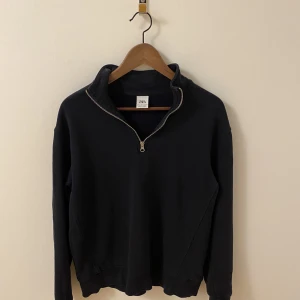 Zara half-zip  - Säljer nu denna half-zip från Zara då den är för liten.