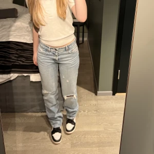 Lågmidjade jeans - Ett par skor coola zara jeans med hål