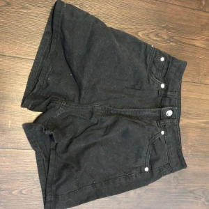 Svarta shorts - Svarta shorts bara dammiga går att ta bort meddela för mer info
