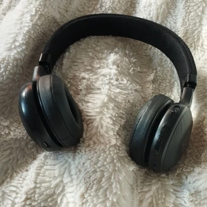 Hörlurar  - JBL hörlurar, fint skick! 💞 Laddare medföljer också 🙌🏻