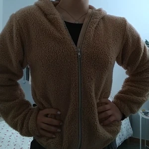 Teddy Jacka! 😍 - Världens sötaste teddyjacka från KappAhl! Superfluffig och mysig, passar även XS. 3 för 2 på hela min shopp! 🤍🧸