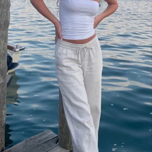 Linnebyxor - Säljer mina super snygga mid/low waist linnebyxor från H&M. Helt slutsålda! Perfekta till sommaren!❤️‍🔥fint skick. Första och sista bilden är lånad, skriv för fler bilder.🫶🏻budgivning om många är intresserade 