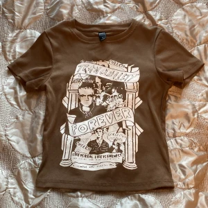 Brun topp <3 - Trendig brun topp som är i braskick. Andvänd väldigt få ggr. Mer info i chatt 🤗