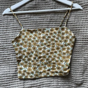 Linne - Gulligt linne med gula blommor som mönster. Storlek S och säljer för 50kr💖💖