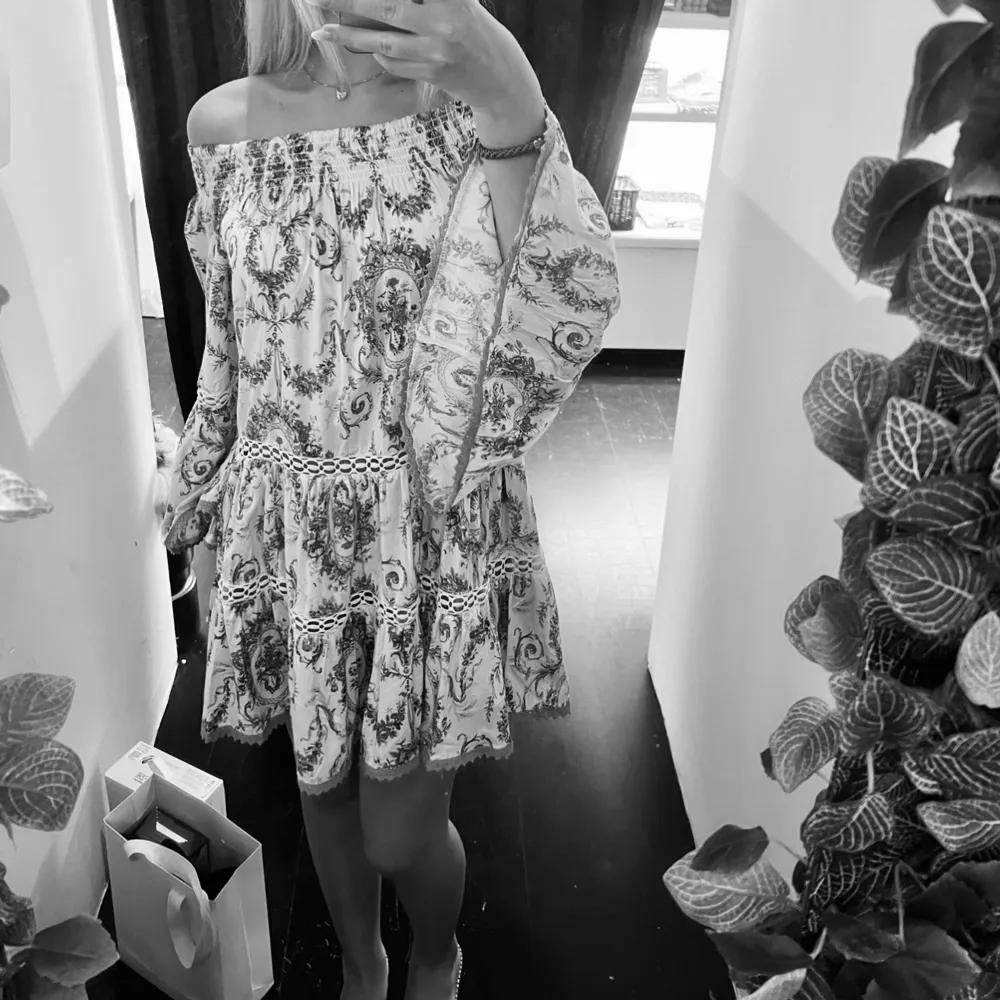 Säljer denna så fina klänningen, den är aldrig använd med lappen kvar! (Frakt tillkommer)💕. Klänningar.